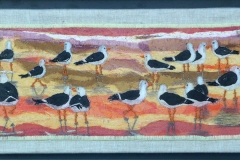 "Bestyrelsesmøde i strandkanten" tekstilkunst af Bente Theilsby - størrelsen: 19x38