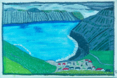 ”Færøsk bygd 2” tekstilkunst af Bente Theilsby - størrelsen:23x33