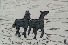 "Heste i snelandskab"  tekstilkunst af Bente Theilsby - størrelsen:  15x20