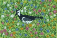 "Forårsbebuder" tekstilkunst af Bente Theilsby - størrelsen: 20x20