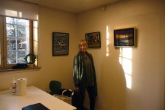 Bente Theilsby ved fernisering af hendes tekstilkunst på Glostrup Rådhus januar 2022